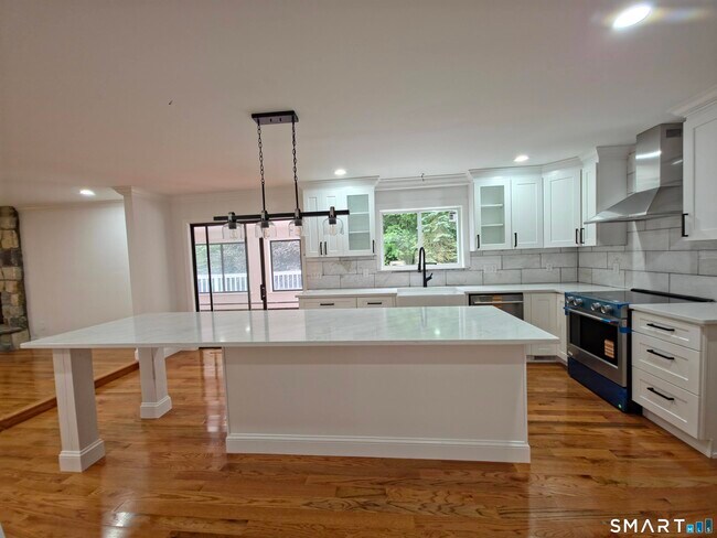 Building Photo - 7 Glenview Dr