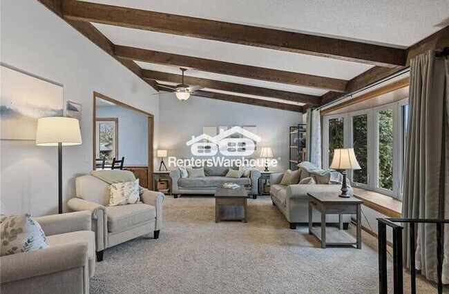 Foto del edificio - A Charming Maple Grove Retreat Near Eagle Lake