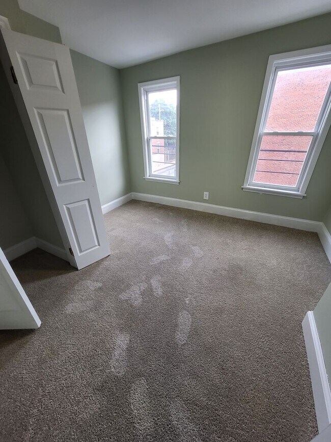 Foto del edificio - 2 Bed 1 Bath with a Bonus Room in Basement