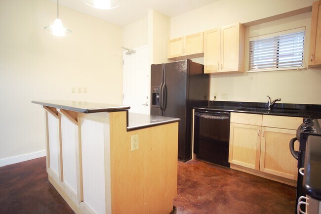 Building Photo - UT WEST CAMPUS - PRELEASE 8/15/2024 2 bed 2 bath