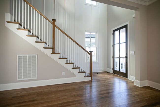 Building Photo - Luxurious 3 Bedroom Home w/ Bonus Room and...