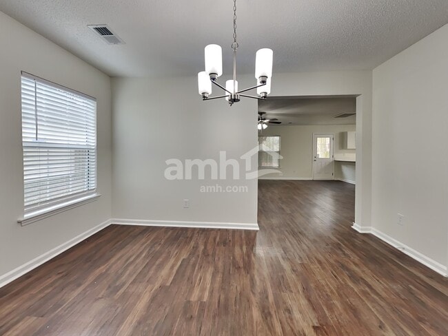 Building Photo - 125 Ducane St