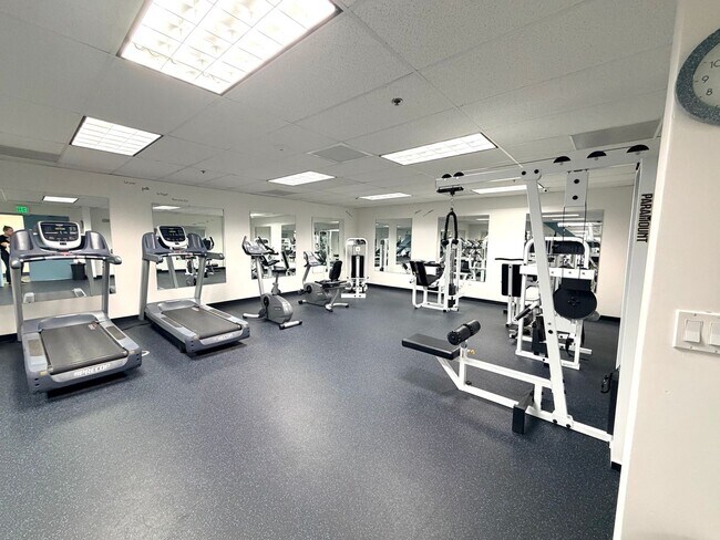 Foto del edificio - Riverwalk Tower 2 Bedroom Condo - 2 Parking Spaces/Private Laundry