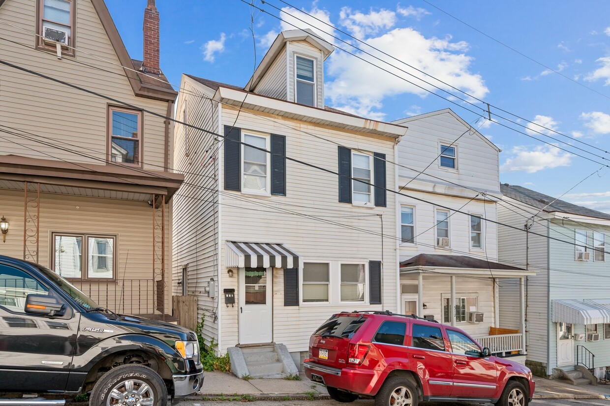 Spacious 3 Bed, 2 Bath Home in Sharpsburg House Rental in