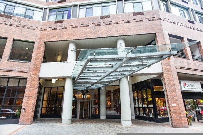 Building Photo - Beautiful 1 Bedroom Condo in Streeterville!