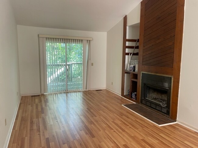 Foto del edificio - 935 West Chatham Street - Bev Roberts Rent...