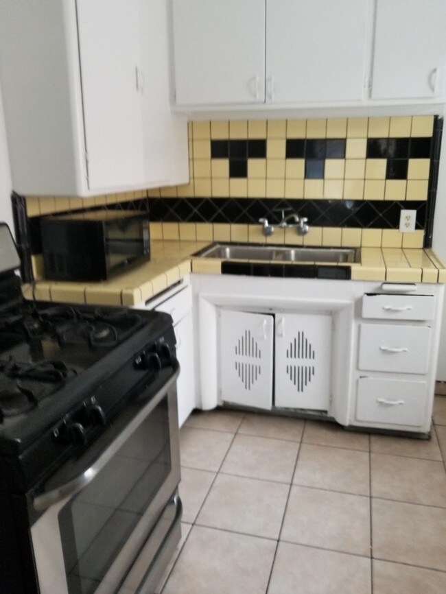 Building Photo - Beautiful renovated large 1bed/1.5 bth