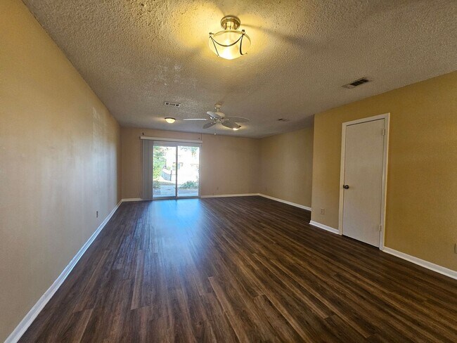 Foto del edificio - Charming 2-Bed, 2.5-Bath Townhome in the Highly Sought-After Landings at Lake Caroline! *1/2 OFF ...
