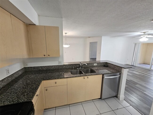 Foto del edificio - 2451 Centergate Dr
