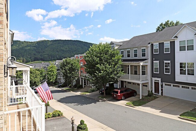 Foto del edificio - Dog-Friendly Avinity Townhome With Mountain Views