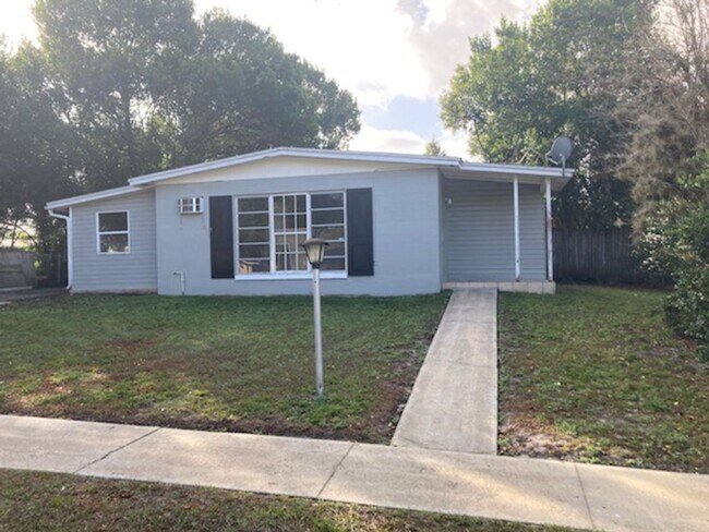 Building Photo - 2 Bed 1 Bath Home With Fenced Yard Pet Fri...