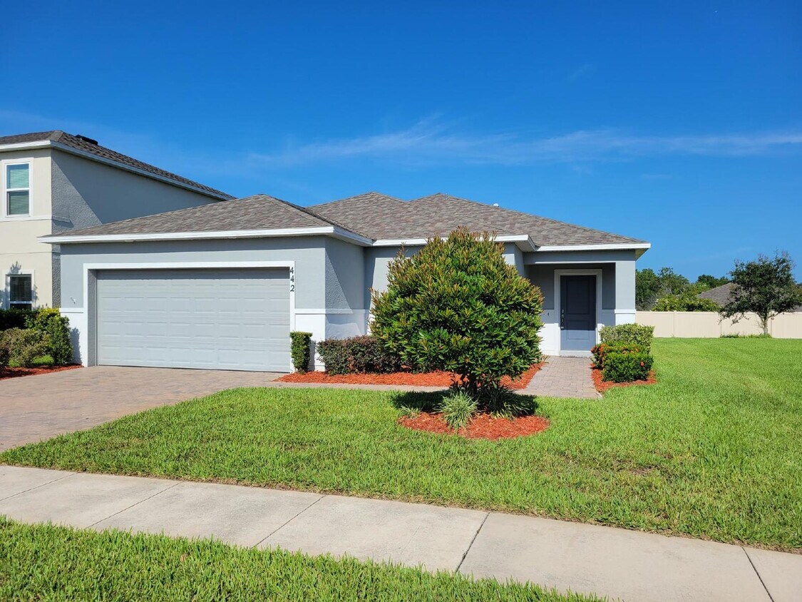 Primary Photo - Clean, Spacious 3/2 Beauty in Davenport