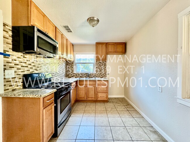 Foto del edificio - Charming 3-Bedroom Home on a Tree-Lined St...