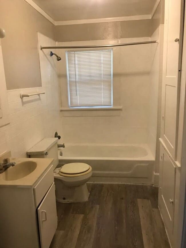 Building Photo - Newly Remodeled off Sayles