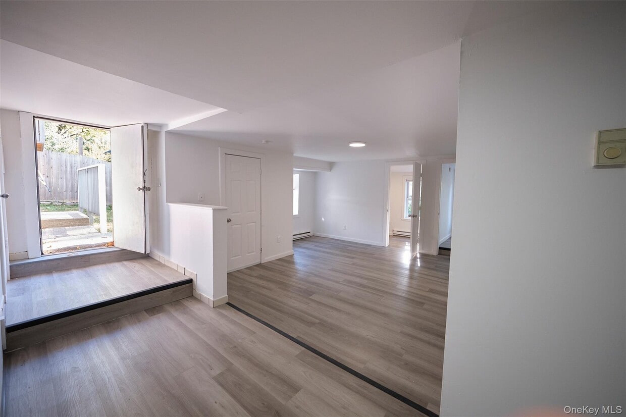 Foto principal - 73 E Main St