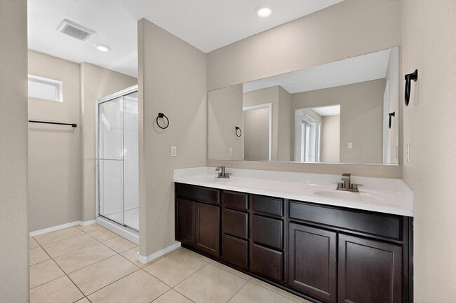 Foto del edificio - Executive 2 story Town house 4 Bedroom 3 b...