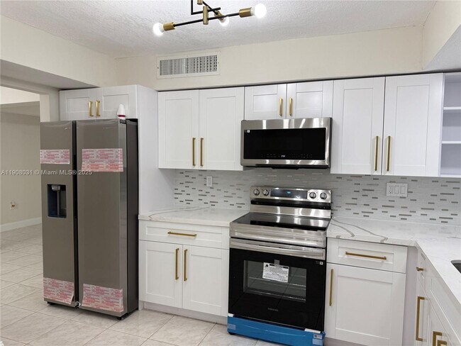 Foto del edificio - 6708 Camelia Dr