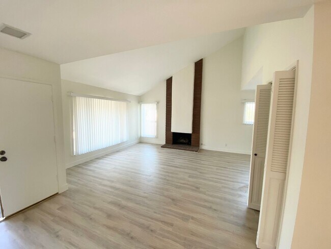 Foto del edificio - Amazing Pet friendly Anaheim home!