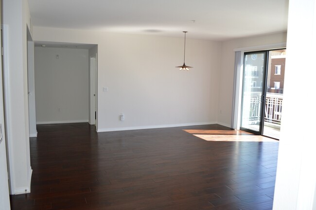 Building Photo - Beautiful 2/2 DOMA Little Italy Condo with...