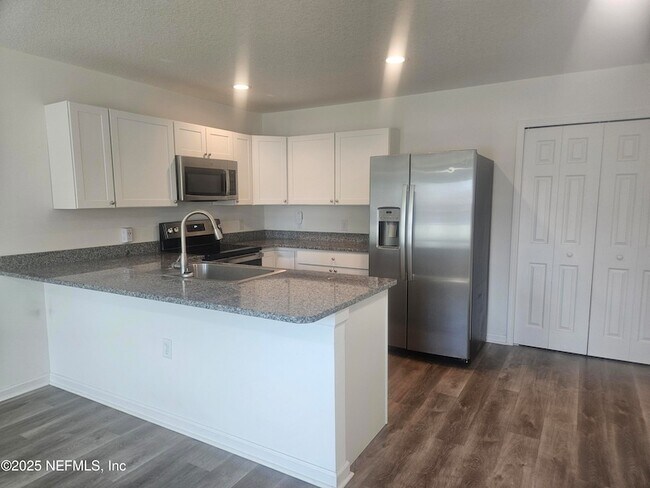 Building Photo - 840 W 10th St