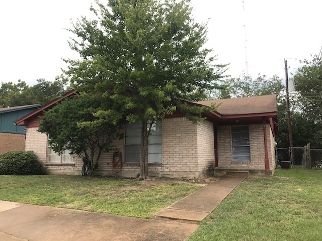 Building Photo - Bryan - 2 bedroom / 1 bath / Duplex with f...