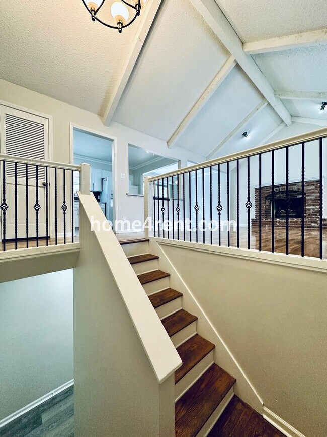 Foto del edificio - A Lovely Four Bedroom Home in Lenexa w/ Wood Floors, Finished Basement and a Fenced Yard!