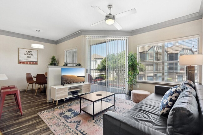 Foto del edificio - 12100 Metric Blvd