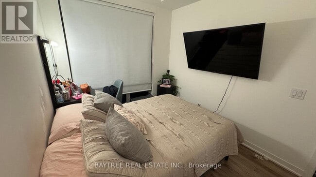 Photo du bâtiment - 1808 St Clair Ave W