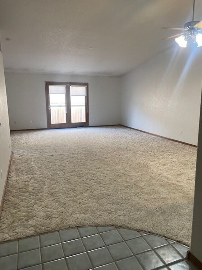 Foto del edificio - Spacious 3 Bed 3 Bath Townhome with Finished Basement & 2-Car Garage