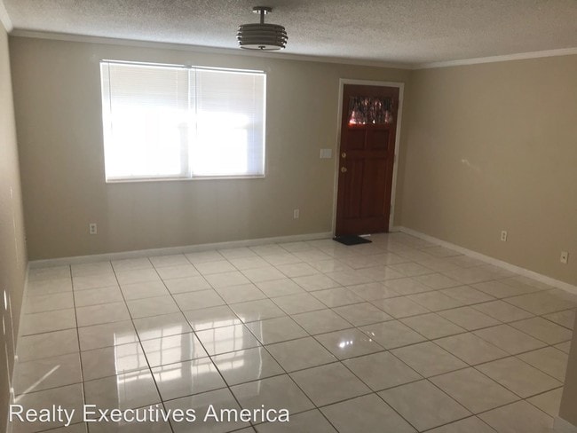 Building Photo - 9317 Pinero St