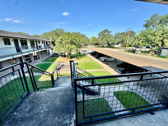 Foto del edificio - 2201 N Grand Blvd