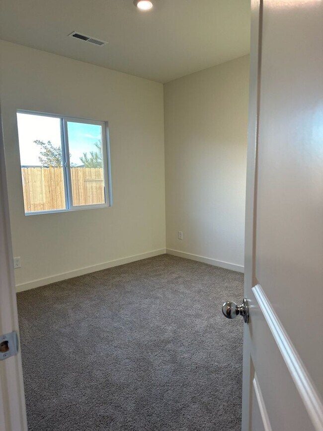 Building Photo - Move in special, half off first month's re...