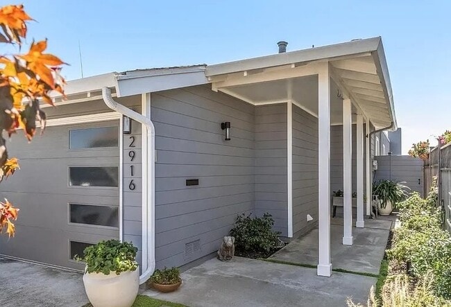 Building Photo - 2916 Bayview Dr