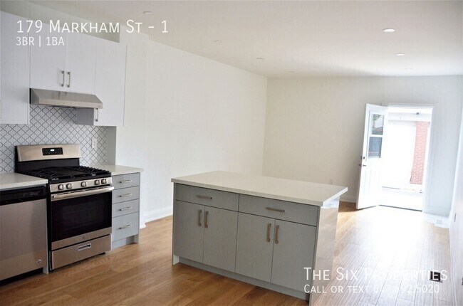 Photo du bâtiment - Little Italy Three Bedroom Apartment - Main Floor