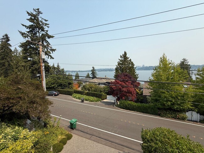 Foto del edificio - 7275 N Mercer Way