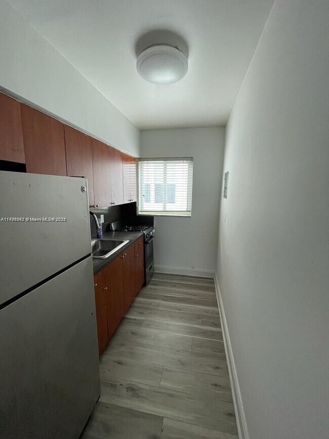Foto del edificio - 7330 Harding Ave