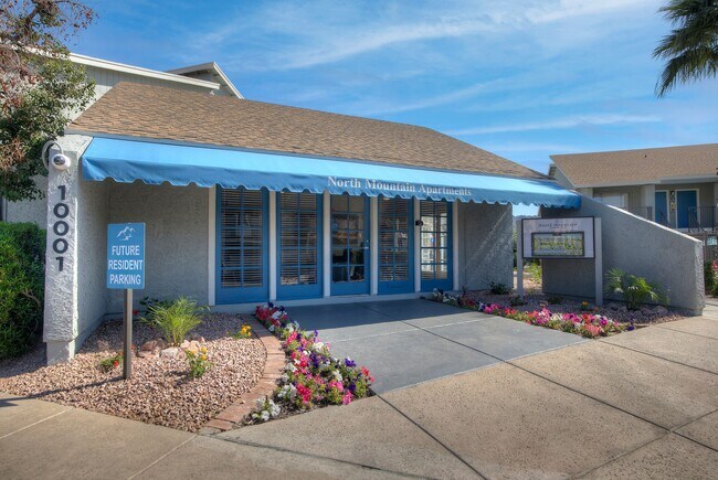 Vista exterior de la oficina de arrendamiento - North Mountain Apartments