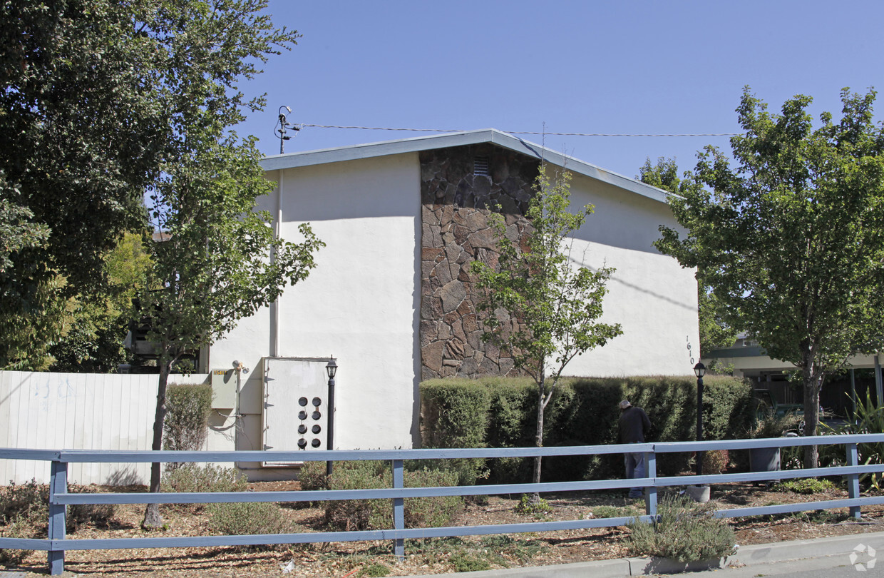 Building Photo - Hill Road Apartment