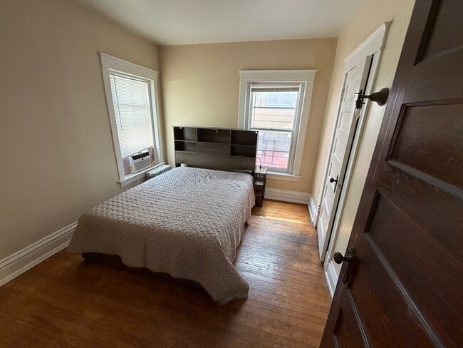 Queen Bed - 3621 Wyandotte St