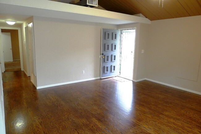 Foto del edificio - 1386 W 8th St