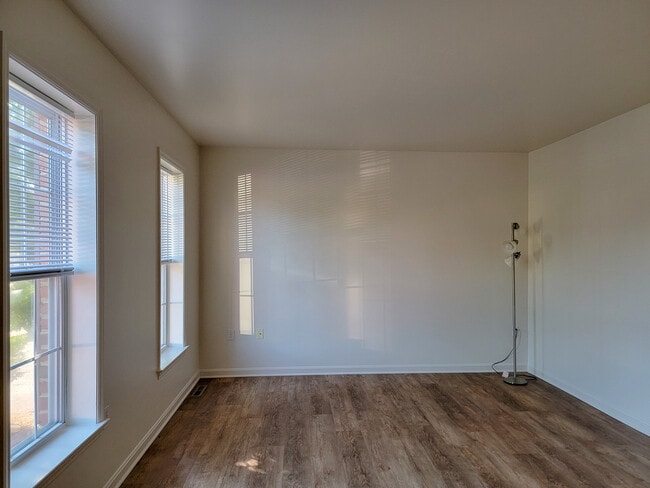 Building Photo - 10 S Whisper Ln