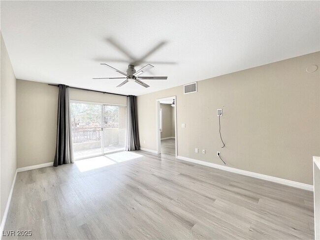 Foto del edificio - 8070 W Russell Rd