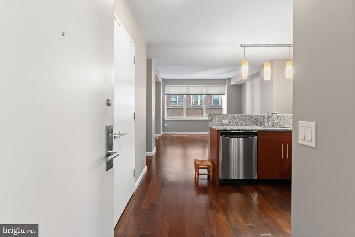 Foto principal - Elegant and Spacious One-Bedroom Condo in ...