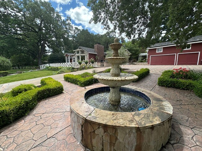 Foto del edificio - 4 Bed 4.5 Bath, Beautiful Home With Pool A...