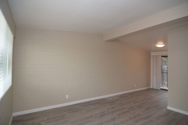 Foto del edificio - Remodeled 2 Bedroom 1 Bath Triplex! Close to the UofA!