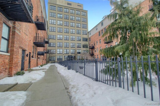 Foto del edificio - 6533 E Jefferson Ave