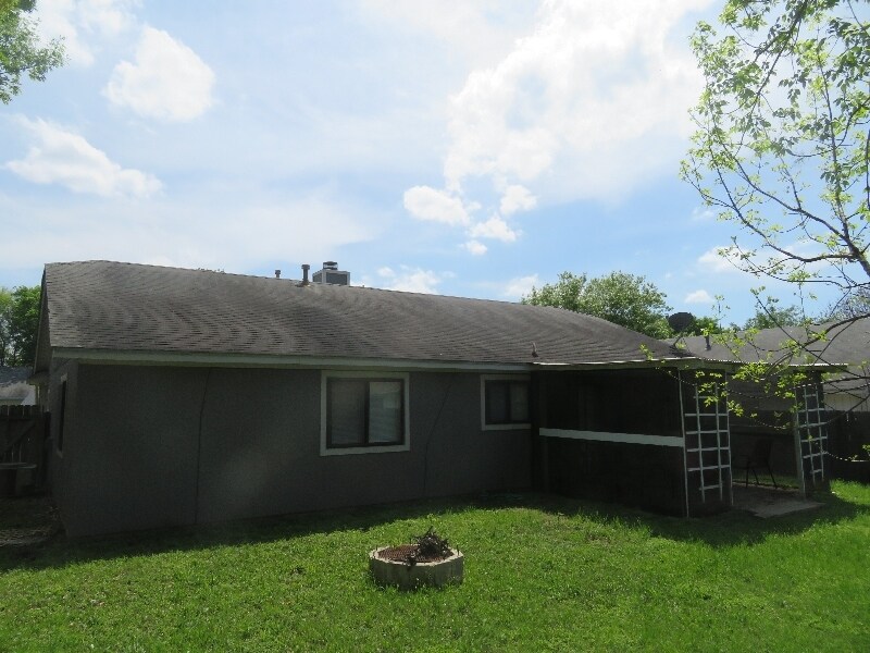Building Photo - 1104 Larkins Ln
