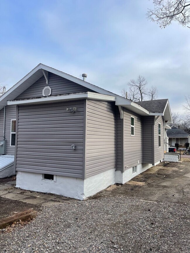 Building Photo - Gorgeous 3 Bedroom 2 Bath Home with a Larg...