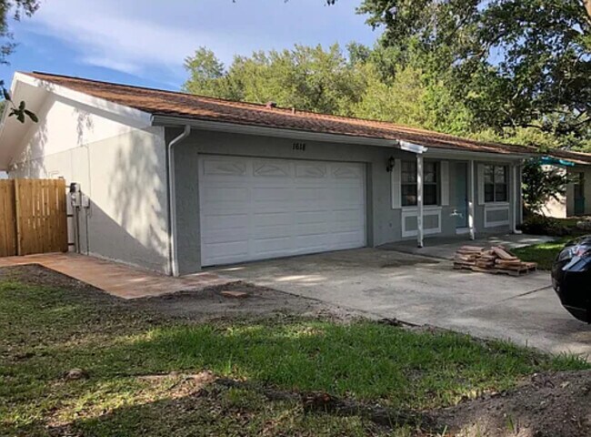 Foto del edificio - 1618 Amberglen Dr
