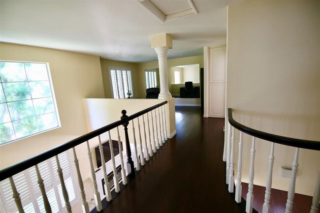 Foto del edificio - 5115 Renaissance Ave